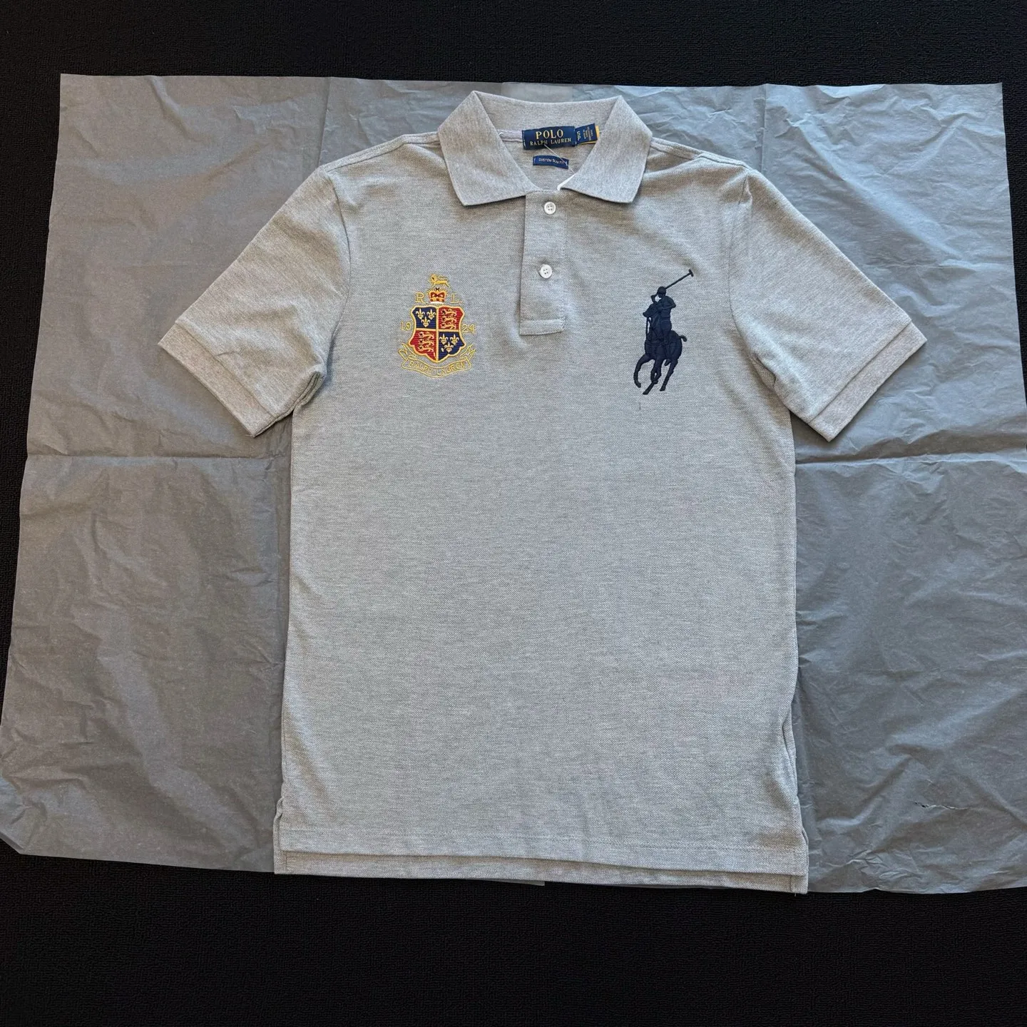 P170 Style No. RL01 (four colors) Ralph Lauren/Ralph Lauren Basic Malaysian Crown 👑Club emblem embroidered logo Big Pony Lapel Polo shirt T-shirt short-sleeved fabric 100% piqué cotton, imported embroidered logo on the chest, custom threaded collar, Malaysian embroidery, the highest version, suitable for business and leisure daily use! 🌘Two-button placket, laser logo pearlescent resin buttons, cuffs and hem using double-thread sewing technology, different currency versions, full set of original three-label accessories!   SIZE #S~XXL Color#Black Navy Gray White